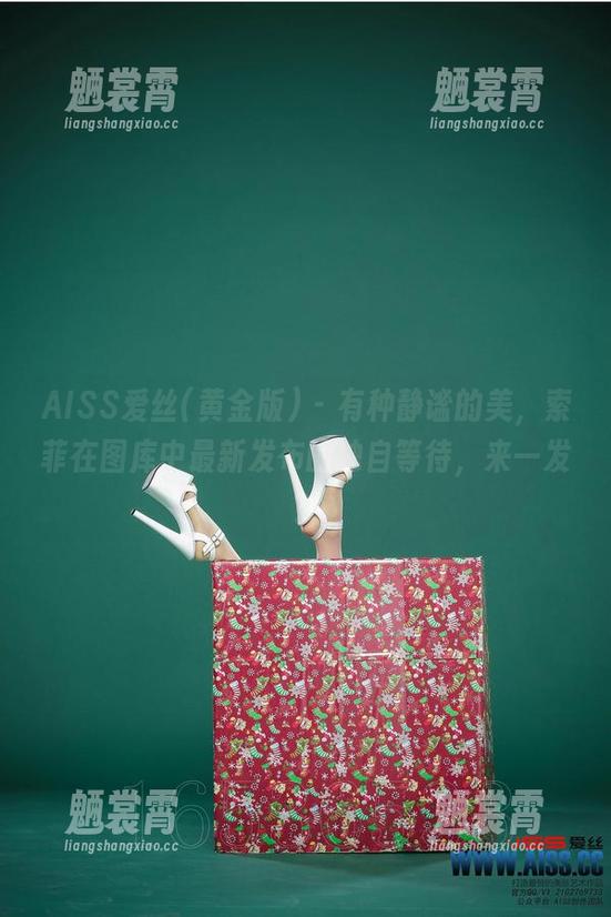 AISS爱丝(黄金版) - 有种静谧的美，索菲在图库中最新发布的独自等待，来一发？