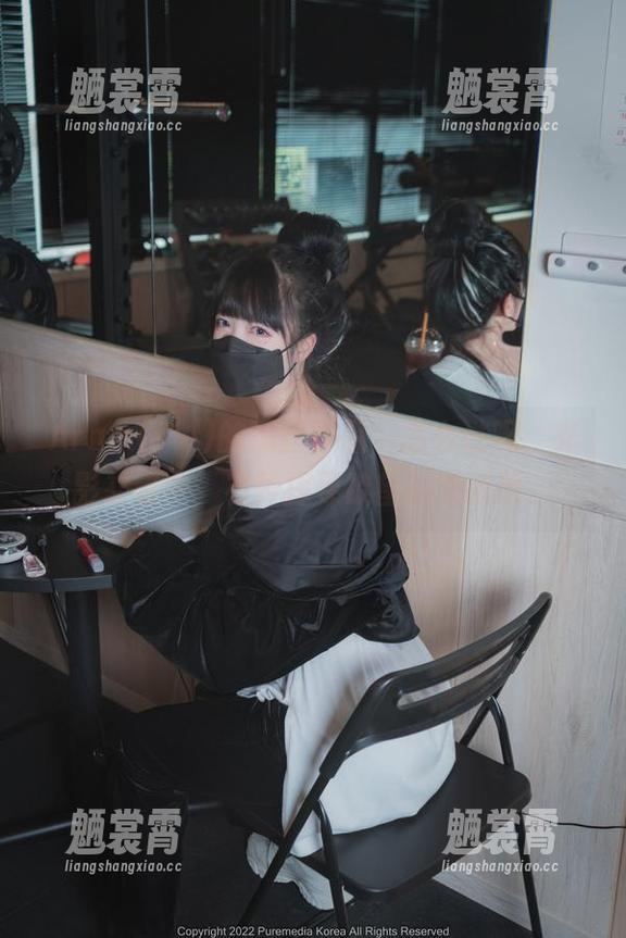 Aram(아람)的黑丝作品，怎么说呢，光影交错中，有种探寻欲望的荒诞感。
