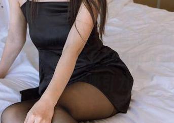 BoBoSocks袜啵啵 – 来自甜甜圈的私房图包：她用丝袜和裸足混沌的时刻，留下了隐约的吸引力。