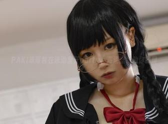 PAKI草莓酱在泳池里开party，高清壁纸助你霸屏