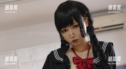 PAKI草莓酱 PAKI草莓酱在泳池里开party,高清壁纸助你霸屏