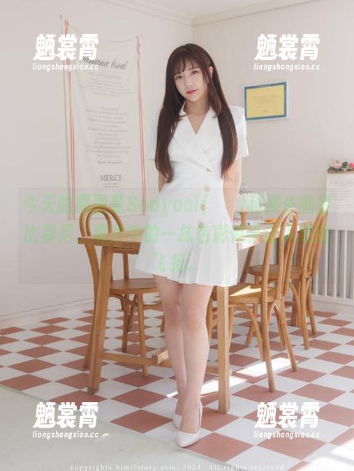 今天的原图是Seoyool(서율)和那件微型比基尼，照片中的一抹色彩似乎让人思绪飞扬。