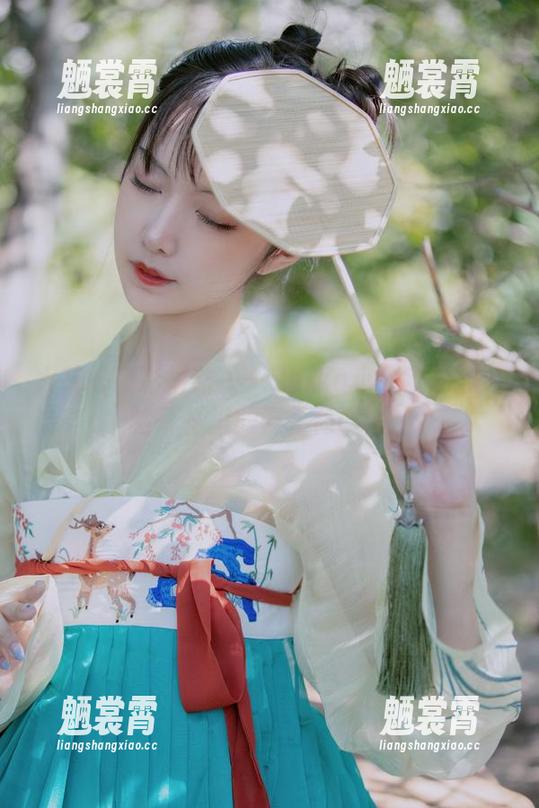 六花的精彩拼贴——Shika小鹿鹿带你体验草丛里的万花筒cos！