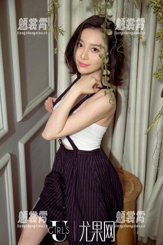 UGirls尤果网 - 美图分享，赵伊彤的职业装：可以出门上班，也可以去泡咖啡！