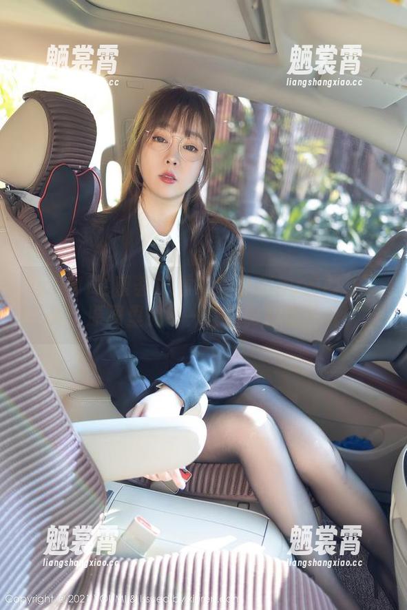 YouMi尤蜜荟-战姝羽Zina YouMi尤蜜荟 - 看战姝羽Zina的网袜写真,原图里的每一丝阴影都在诉说!