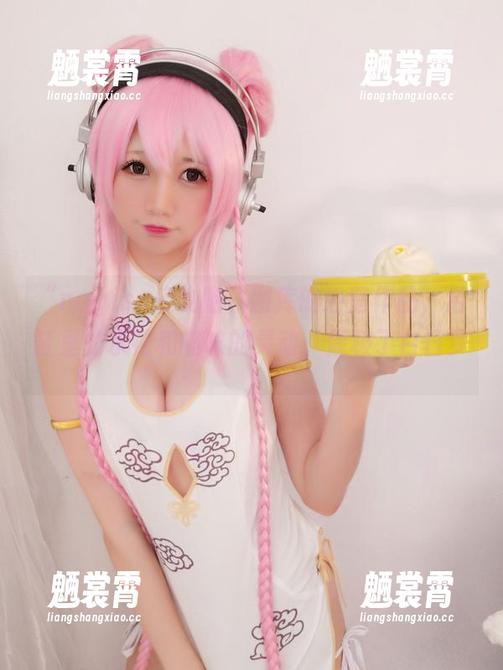 “nagisa魔物喵”图库的浴室作品，浴缸里的水花和喵咪的灵动，像极了白日梦。