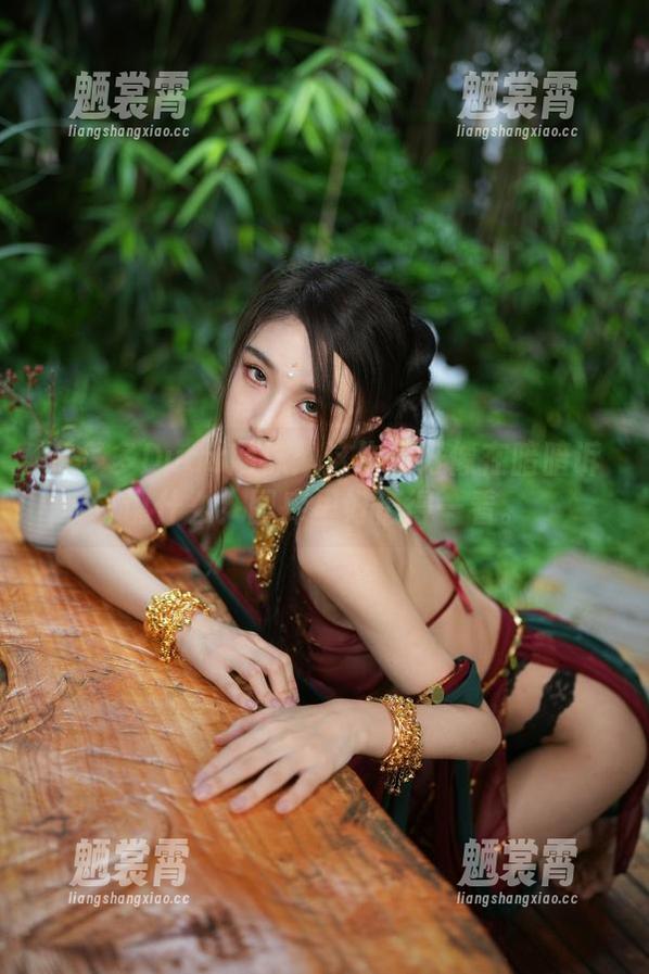 余多多Dudu网袜：这作品好像在暗暗诉说什么？图库里好值得一看。