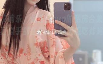 红裙交响乐，佳佳酱ovo的私房合集。每一抹红似乎都在传达…明天想吃炸鸡，蛮期待的！