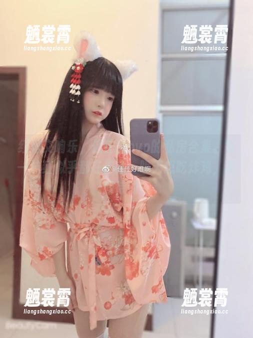 红裙交响乐，佳佳酱ovo的私房合集。每一抹红似乎都在传达…明天想吃炸鸡，蛮期待的！