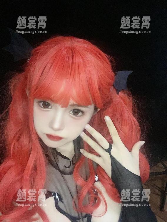 倦倦喵的办公室：cos与图包让工作时光多了点调调。