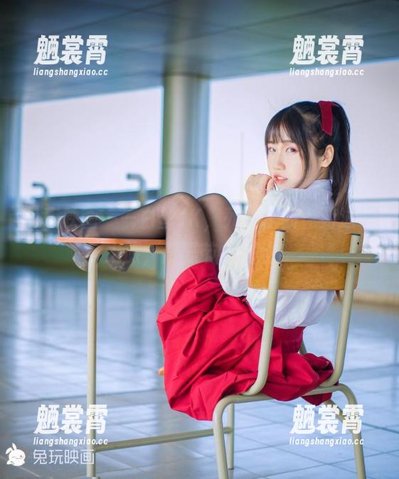 兔玩映画——白丝JK，死库水的“游泳”之旅，洗澡节拍到位！