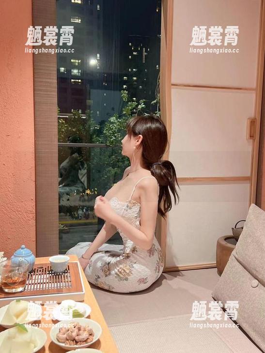 微密圈 - 一步一景，周妍希短裙图包里藏着啥新花样？