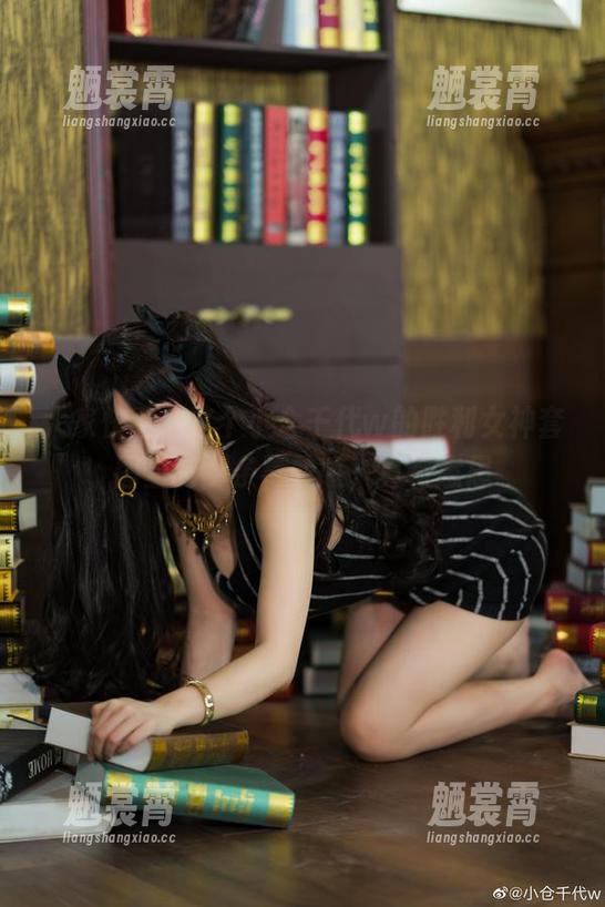 大家快看，这个小仓千代w的胜利女神套图里有那条毒蛇哦，真有意思