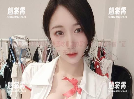 微密圈 - 突破传统！小玉吃果冻的职业装，网盘中的“正装”开课啦！