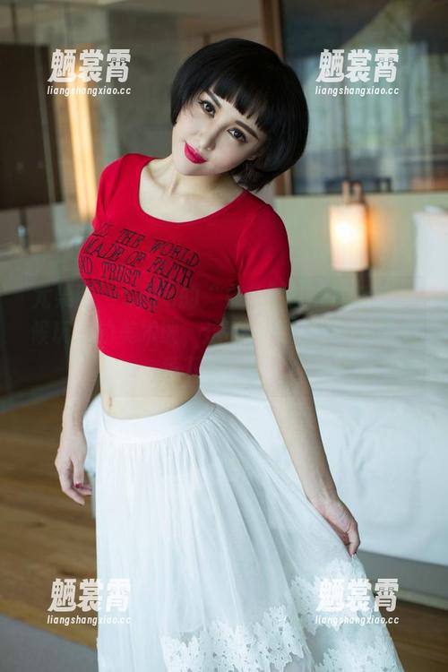 尤果网 - Sara的“白色”让人想起小时候玩儿的美术课，这种气质，美图确实必须下载一份！