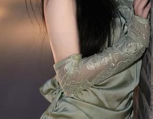 尤蜜荟 – 不只是蕾丝，奶瓶土肥圆的最新写真让我彻底迷失在这种小性感里。