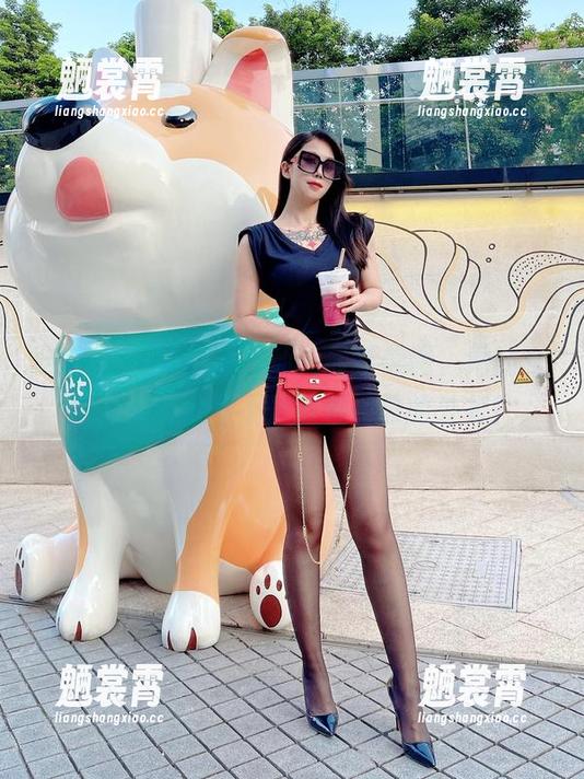 微密圈 - 捕捉张老师的最新美图，她的女神力量到底是不是披着勇敢的外衣？