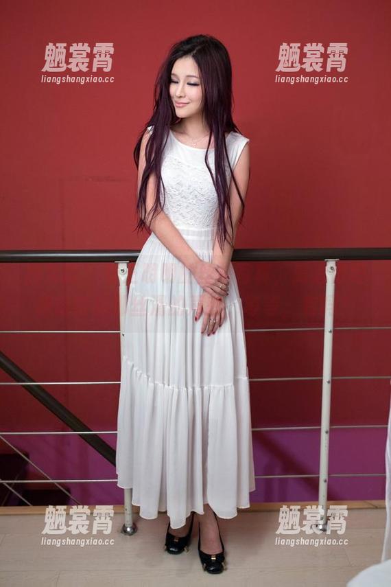 推女郎-王明明 推女郎 - 看王明明的丝袜写真,高清得好像能听到那丝滑的声音,等等,有吗?