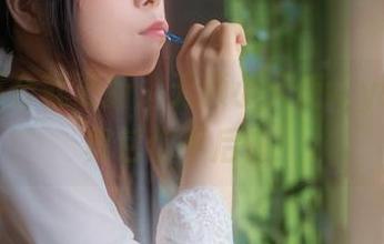 一言不合就更新：无颜小天使wy眼镜写真包你不后悔！