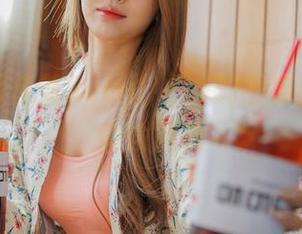轻轻翻阅普美Bomi(보미)的图库，甜心在偷偷晃动
