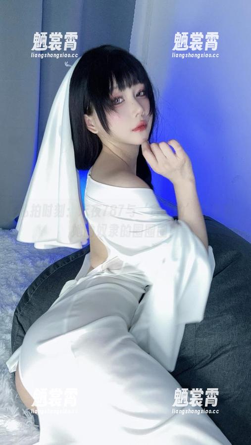 私拍时刻：末夜787与‘贪吃的’女皇和她的奴隶的圈圈圈！