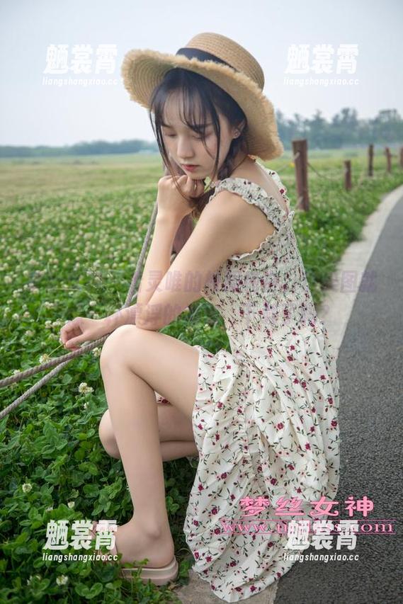梦丝女神 - 看灵唯的校服纯白，这美图就像一杯漂浮的奶泡，下载了吗？