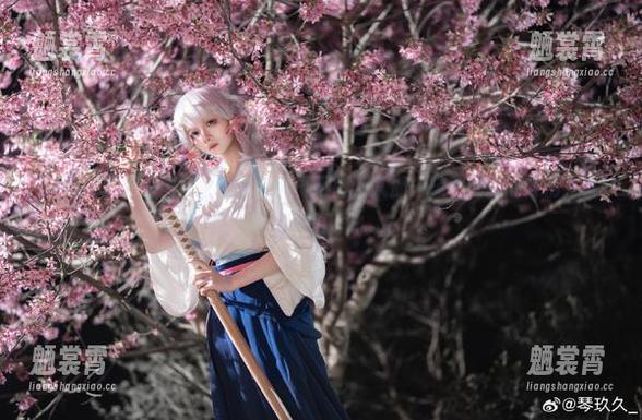 清青琴玖护士图包，选中色彩真不错，就那一抹不经意的神情，太值得盯了。