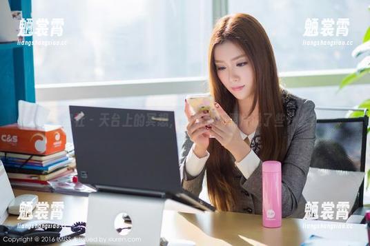 爱蜜社 – 天台上的冥想，黄乐然用照片说了些什么？