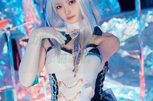 套图：白莉爱吃巧克力的“爱蜜莉雅”，好像每一张都在召唤我的思绪。