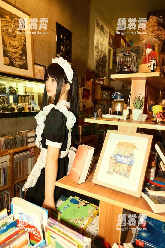 白莉爱吃巧克力 白莉爱吃巧克力带来的办公室cos合集,明明在上班却屡屡分心。