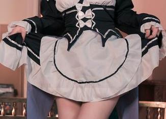 在浴缸里与白莉爱吃巧克力的cos深情对视，话说水不冷么？