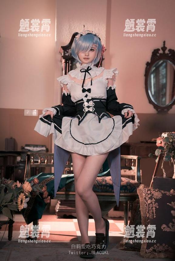 在浴缸里与白莉爱吃巧克力的cos深情对视，话说水不冷么？