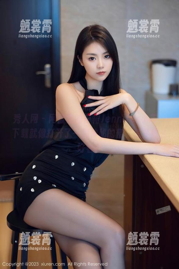 秀人网 - 网盘里的白裙Jennifer小若，下载就像打开了一扇神秘的窗，怎么这么好看？