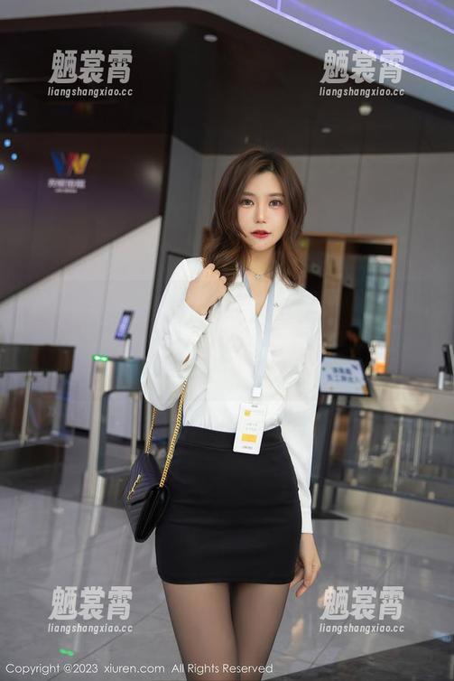 秀人网-LindaLinda 秀人网 - LindaLinda校园写真集:看吧,网络红人的日常大比拼——我还是遮遮掩掩好。