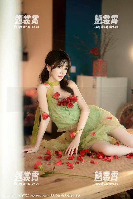 秀人网 - 周慕汐fairy的袜子奇遇记：图包等你下载哦！