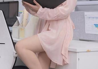 秀人网 – 大琪琪Emily的私拍：白色对我而言，就像小黄鸭对她的快乐，图片来啦！