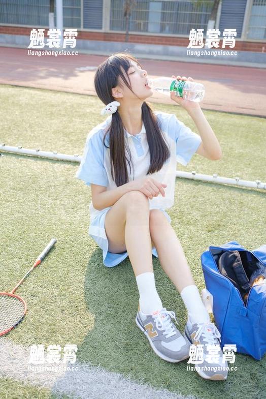 稚乖画册 - 加入赤西夜夜的初音少女美图合集，满足你对虚拟与现实的双重追求！