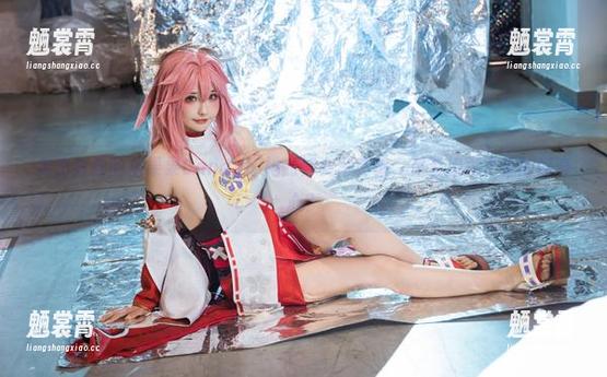 糖果果Candy 走出教堂的糖果果Candy:她的修女写真集,是否撩拨了你的好奇心?