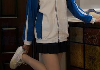 紧急企划 – 在奶昔的定制毛衣里，作品的灵魂似乎全是在无意中流露的俏皮。
