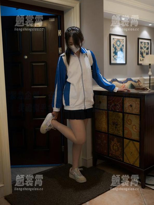 紧急企划 - 在奶昔的定制毛衣里，作品的灵魂似乎全是在无意中流露的俏皮。