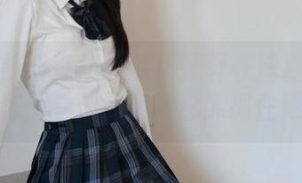 绮梦摄影 – 在线高清：娅轩在泳池边的随意姿态，看似无意却总能抓住眼球。