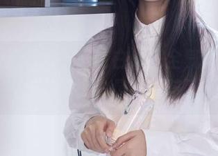 袜啵啵 – 小沫全套纯白，完全气质噌噌上涨，我都快被晃到眼花了。