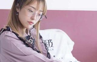 袜啵啵 – 又是小甜豆的图包更新！花絮版的黑色丝手套，多了一丝神秘感，还挺让人抓狂的！