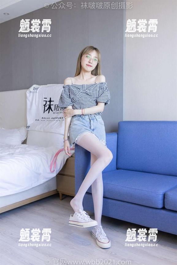 袜啵啵 - 照片中，稚予穿着咖啡丝，脚尖加固款，这设计是为了避免被我拍得没法见人吗？