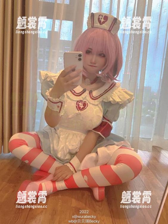 看这原图，贝贝琪Becky完全是空姐里的主角吧，神态那叫一个到位！作品里难道是超能力吗？