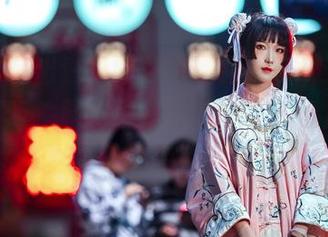 自拍女仆出道，阿包也是兔娘在哪儿搞得这样好玩？图包就是玩味，不小心露了点“本色”？