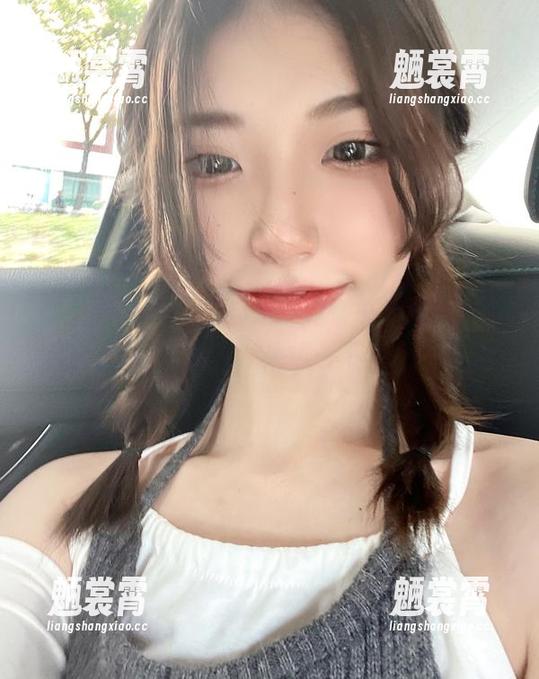微密圈 - 每一张都是一封情书，陈妮妮UNI灰丝照片合集，来撩一下不很香吗？