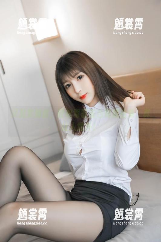 又见雯粥粥，轻松驾驭蓝色制服合集，真让人意外！