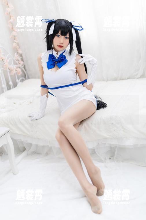 香草喵露露最新写真集：白衬衫，其实谁都能hold住，但她穿得就是不一样。