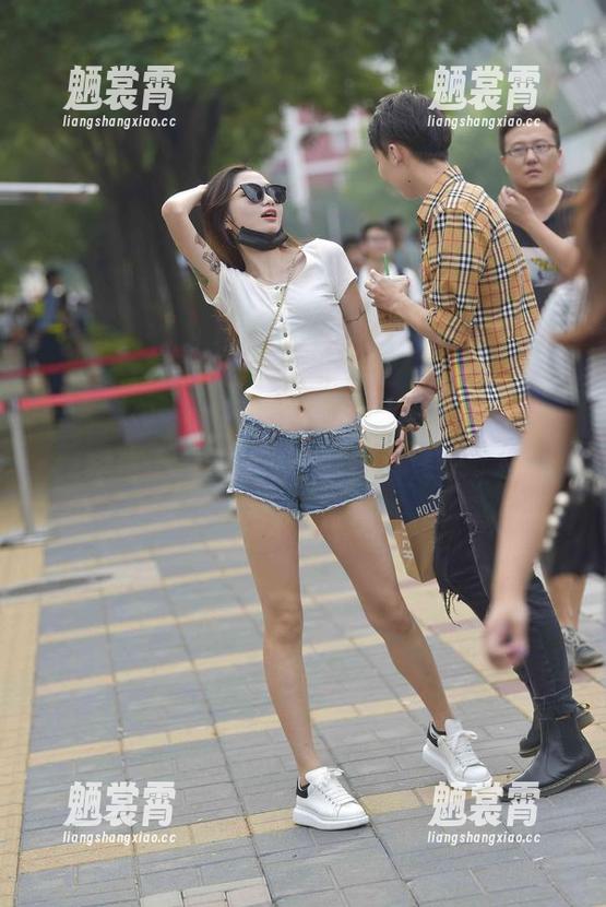 魔镜街拍-婷婷 魔镜街拍 - 高中课本里学不来的:婷婷在寒风中,肉丝与圣诞的高清火花!